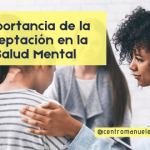 Persona apoyando a otra, simbolizando la amisad y aceptación crucial para la salud mental.