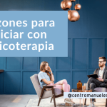 Persona en sesión de psicoterapia, conversando con un terapeuta en un entorno calmado.