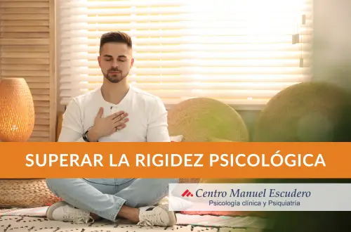 Hombre realizando técnicas para el control de la rigidez psicológica en Madrid, Argüelles y Moncloa.