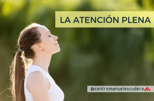 persona realizando escaneo corporal como ejercicio de mindfulness tumbada y relajada